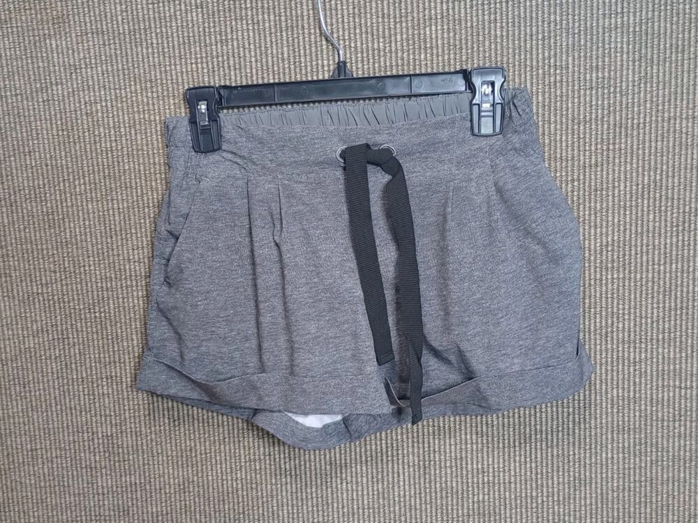 Lululemon On The Fly Shorts Size 6 Heather Gray Pockets Drawstring